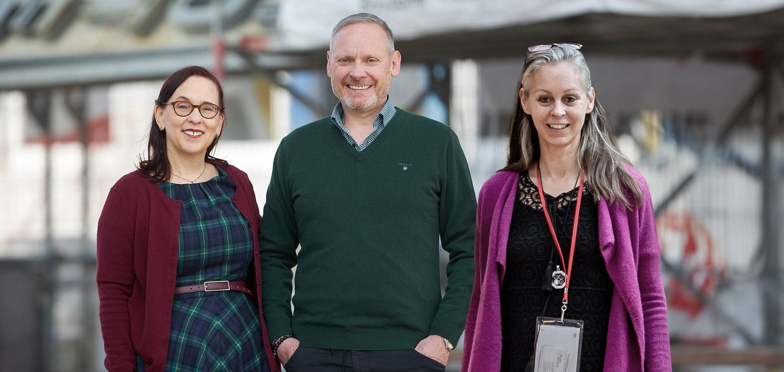 Redaktion Der Handwerker Magazin Margit Wellenreuther, Thomas Issler und Claudia Schimkowski stehen lächelnd nebeneinander